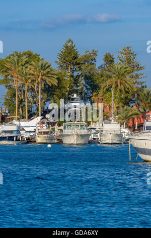 Scena estiva di Yacht Harbour su acqua blu Foto Stock