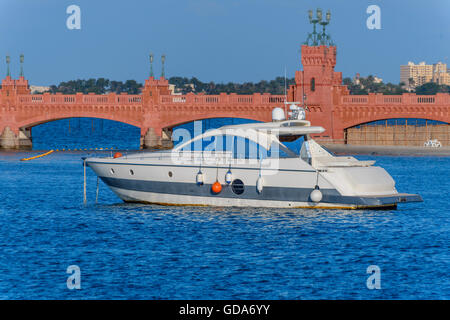 Un Yacht bianco su blu acqua in Montazah ad Alessandria, Egitto Foto Stock
