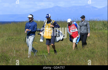 Stati Uniti d'America's Bubba Watson (sinistra) e in Irlanda del Nord la Rory McIlroy (destro) a piedi dalla quinta verde durante il giorno uno del Campionato Open 2016 al Royal Troon Golf Club, South Ayrshire. Foto Stock