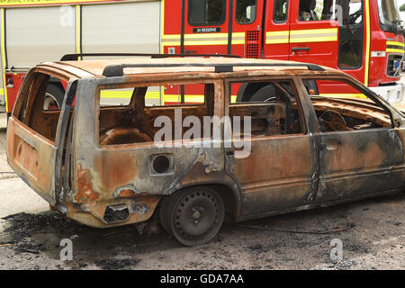 Bruciata auto presso la scena dell'incidente Foto Stock