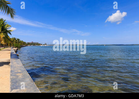 Cienfuegos Malecon, waterfront promenade vista verso il porto degli yacht, Cienfuegos, Cuba Foto Stock