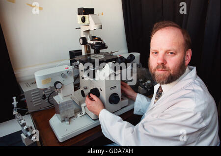 Il dottor Ian Wilmut, uno degli scienziati dietro lo sviluppo di Dolly, il primo geneticamente copiati pecore, raffigurata nel suo laboratorio a Roslin Institute nei pressi di Edimburgo. Dolly è stata una femmina di ovini domestici, e il primo mammifero clonato da un adulto di cellule somatiche, utilizzando il procedimento del trasferimento nucleare. Il 14 febbraio 2003, Dolly è stata eutanizzati perché aveva una progressiva malattia polmonare e artrite severa. Foto Stock