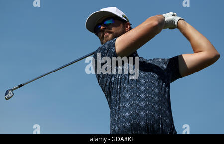 In Svezia il Rikard Karlberg tees off sul terzo foro durante il primo giorno del Campionato Open 2016 al Royal Troon Golf Club, South Ayrshire. Stampa foto di associazione. Picture Data: giovedì 14 luglio, 2016. Vedere PA storia Golf Open. Foto di credito dovrebbe leggere: David Davies/filo PA. Restrizioni: solo uso editoriale. Uso non commerciale. Immagine ancora utilizzare solo. Il campionato aperto logo e chiaro collegamento al sito web aperto (TheOpen.com) per essere inclusi nel sito web publishing. Chiamate il numero +44 (0)1158 447447 per ulteriori informazioni. Foto Stock