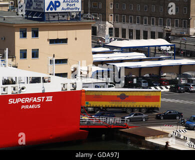 Vista di veicoli imbarco Superfast XII traghetto al Porto di Ancona a bordo di Minoan Lines Ferry Cruise Olympia Foto Stock