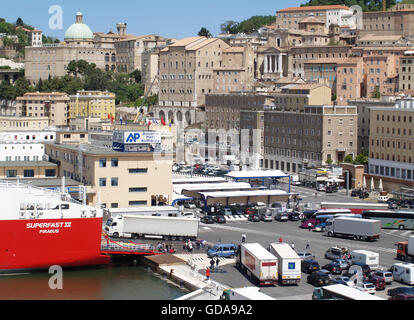 Vista di veicoli imbarco Superfast XII traghetto al Porto di Ancona a bordo di Minoan Lines Ferry Cruise Olympia Foto Stock