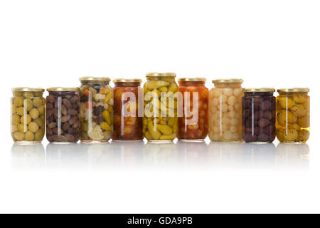 Vasi di vetro di Verdure sottaceto isolati su sfondo bianco Foto Stock