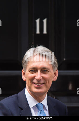 Il cancelliere Philip Hammond attende di incontrare noi Segretario del Tesoro Jacob Lew fuori 11 Downing Street, Westminster, London. Foto Stock