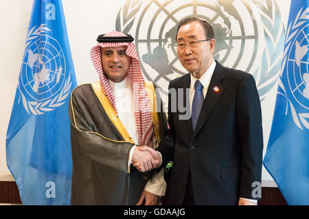 New York, Stati Uniti. 14 Luglio, 2016. Il Ministro degli Esteri saudita, Adel Ahmed Al-Jubeir (sinistra) in posa per una foto con il Segretario Generale delle Nazioni Unite Ban Ki-moon prima del loro incontro. A seguito di una serie di incontri con gli Stati Uniti Dipartimento di Stato e i funzionari del Congresso di Washington, DC, Luglio 13th. Saudi Arabian Ministro degli Esteri Ahmed Adel Al-Jubeir incontrato con il Segretario Generale delle Nazioni Unite Ban Ki-moon presso la sede delle Nazioni Unite a New York City Credit: Albin Lohr-Jones/Pacific Press/Alamy Live News Foto Stock