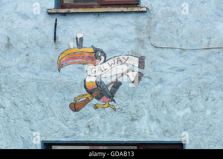 Irlanda, Offaly, Clonmacnoise, Parrot dipinto sul muro di casa, ex pub vicino Clonmacnoise sul fiume Shannon Foto Stock