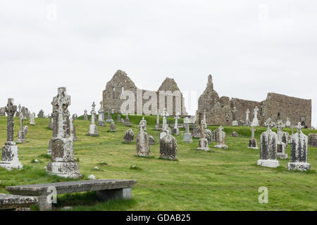 Irlanda, Offaly, Clonmacnoise, cimitero di fronte le rovine del monastero di Clonmacnoise nella Contea di Offaly, sul fiume Shannon Foto Stock