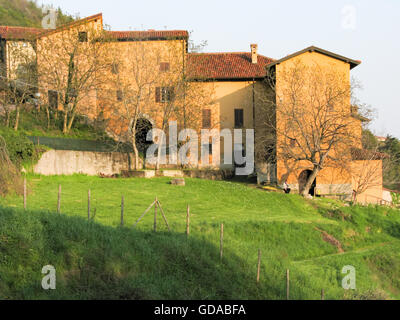 L'Italia, Lombardia, Provincia di Lecco, case residenziali sulla montagna di sera la luce solare, punto di partenza Camporeso dell'escursione Foto Stock