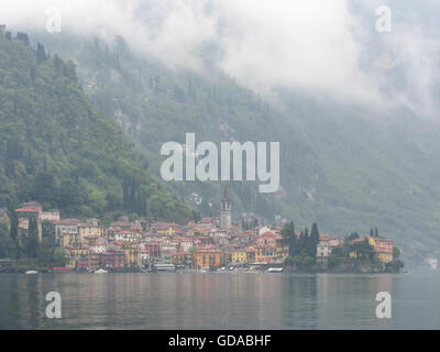 L'Italia, Lombardia, Varenna, Varenna sulla riva, Varenna vista dal traghetto Foto Stock