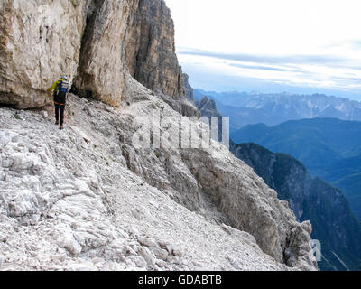 L'Italia, Trentino Alto Adige, Dolomiti Sextener, multi-giorno escursione, ferrata Cengia Gabriella, scalatore in alto al di sopra Foto Stock