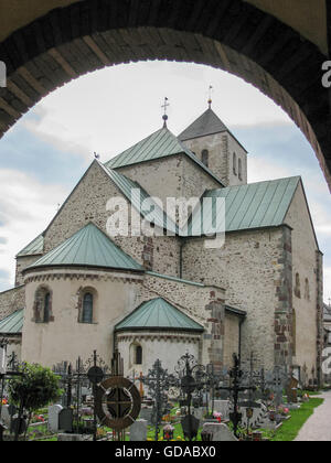 L'Italia, Trentino Alto Adige, San Candido, cimitero davanti a una chiesa, San Candido, ai santi Candidus e Korbinian dal retro Foto Stock