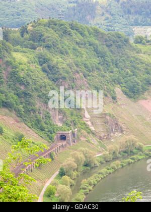 In Germania, in Renania Palatinato, Pünderich, sul Mosel sentiero ripido, linea ferroviaria presso la Mosella, vista di Mosel con chiatte e binario ferroviario Foto Stock