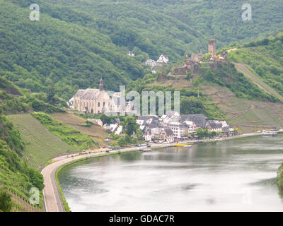 In Germania, in Renania Palatinato, Bruttig-Fankel, sul Mosel sentiero ripido, Beilstein con Karmeliterkloster e il castello di Metternich Foto Stock