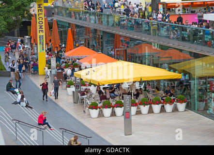 Visitatori godendo il sole al Southbank Centre di Londra nel mese di luglio Foto Stock