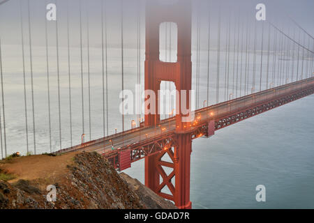 La nebbia e la foschia sopra il Golden Gate Bridge di San Francisco, California, Stati Uniti d'America