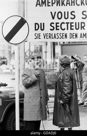 Jack Paar e il comico Peggy Cass al Checkpoint Charlie Foto Stock