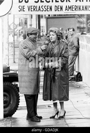 Jack Paar e il comico Peggy Cass al Checkpoint Charlie Foto Stock