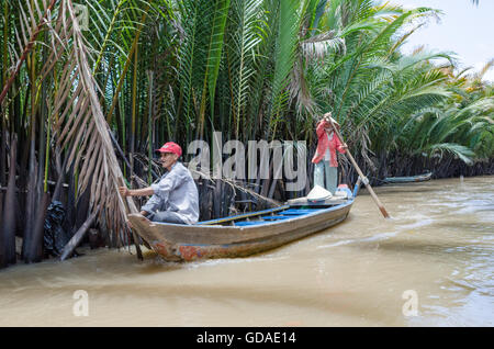 Il Vietnam, Can Tho, vogatore in barca di legno sul fiume Mekong Foto Stock