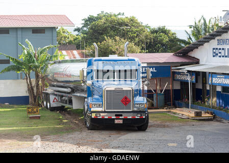 Costa Rica, Guanacaste, Nuevo Arenal, nave cisterna a stazione di gas in Arenal al Lago Arenal Foto Stock