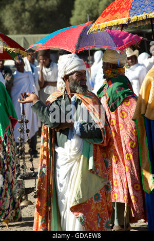 Preti etiopi ad un funerale nelle loro vesti liturgiche. Axum, Tigray, Etiopia Foto Stock