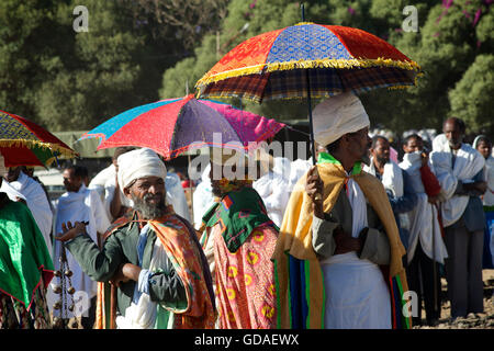 Preti etiopi ad un funerale nelle loro vesti liturgiche. Axum, Tigray, Etiopia Foto Stock