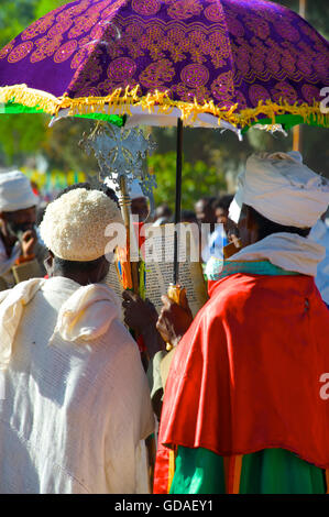 Preti etiopi ad un funerale nelle loro vesti liturgiche. Axum, Tigray, Etiopia Foto Stock