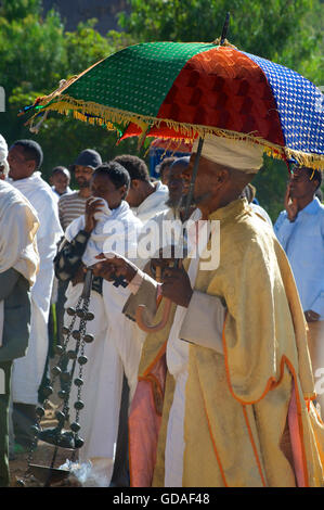 Preti etiopi ad un funerale nelle loro vesti liturgiche. Axum, Tigray, Etiopia Foto Stock