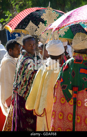 Preti etiopi ad un funerale nelle loro vesti liturgiche. Axum, Tigray, Etiopia. Croci astili. Foto Stock