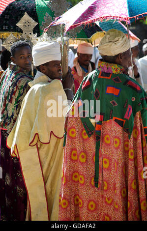 Preti etiopi ad un funerale nelle loro vesti liturgiche. Axum, Tigray, Etiopia Foto Stock