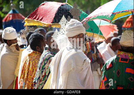 Preti etiopi ad un funerale nelle loro vesti liturgiche. Axum, Tigray, Etiopia Foto Stock