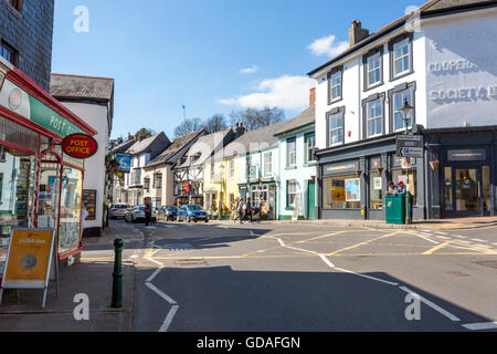 Negozi in Church Street, la strada principale attraverso Modbury, una storica cittadina rurale nel Devon, Inghilterra, Regno Unito Foto Stock