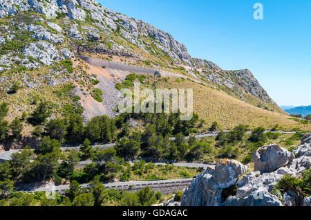 A Maiorca Isole Baleari: Cap de Formentor visto dal Mirador Colomer, strada tortuosa Foto Stock