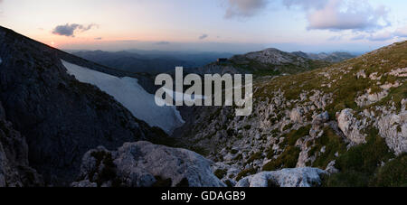 Hochschwab montagne: vista dal di sotto del vertice dell'Hochschwab al rifugio Schiestlhaus, Austria, Steiermark, Stiria, Ho Foto Stock