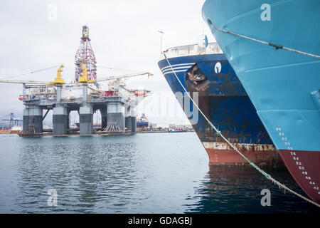 Attività di pesca i pescherecci con reti da traino di un impianto di trivellazione petrolifera in Las Palmas porta su Gran Canaria Isole Canarie Spagna Foto Stock