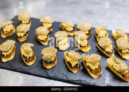 Special Gourmet antipasto con foie e tartufo sulla parte superiore del pane come cotto al Crillon-le-Brave in Francia. Foto Stock