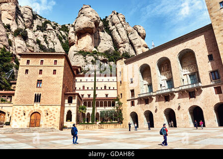 La piazza principale di Santa Maria de Montserrat e le montagne di Montserrat Foto Stock