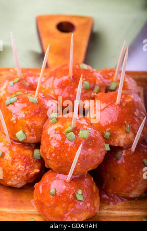 Polpette di pollo su spiedini, antipasto facile Foto Stock