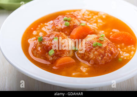 Fatti in casa con le polpette di pollo zuppa di riso nella piastra bianca, quick, caldo e delizioso Winter Warmer pasto Foto Stock