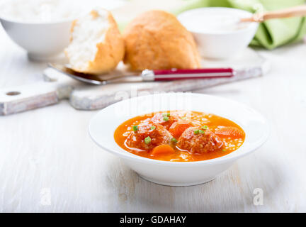 Fatti in casa con le polpette di pollo zuppa di riso nella piastra bianca, quick, caldo e delizioso Winter Warmer pasto Foto Stock