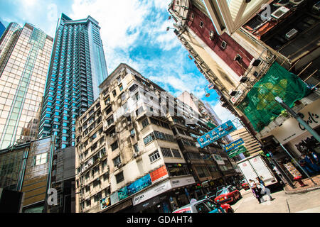 Tsim Sha Tsui's Evolving Landscape: Un mix di antico e moderno in un unico incrocio - Tsim Sha Tsui, Kowloon, Hong Kong Foto Stock