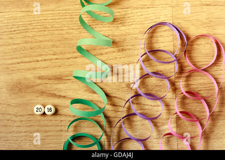 Decorazioni festa di Capodanno in un pavimento in parquet. L'immagine orizzontale. Foto Stock