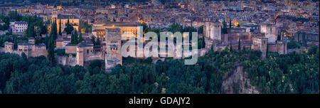 Vista panoramica della Islmaic Moresco Alhambra Palace comples e fortificazioni. Granada, Andalusia, Spagna Foto Stock