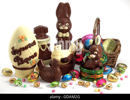 Campana di cioccolato, coniglio, Gallina e uova di Pasqua contro uno sfondo bianco CH Foto Stock