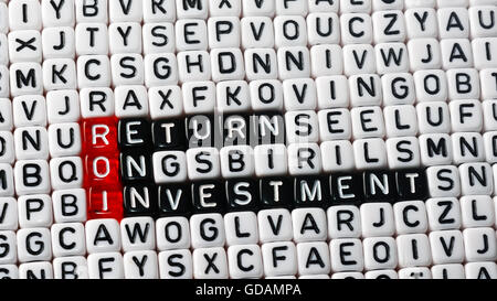 ROI più elevato ritorno sugli investimenti scritto su cubetti Foto Stock