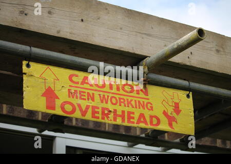 Ponteggio segno di avvertimento, Pericolo, uomini al lavoro, costruzione, lavori di costruzione, pannello solare installazione, quattro marchi, Hampshire Foto Stock