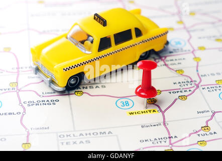 Close up di Wichita Kansas USA mappa con perno rosso e taxi auto - Concetto di viaggio Foto Stock