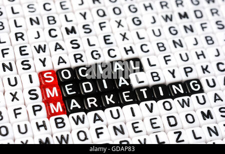 A cubetti con testo SMM , Social Media Marketing Foto Stock